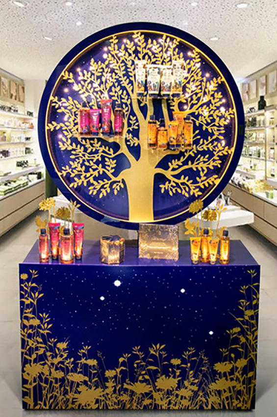 Point-of-purchase display design: Christmas window display Yves Rocher
