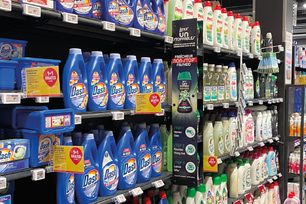 Lenor cross-merchandising easy shelf at Delhaize