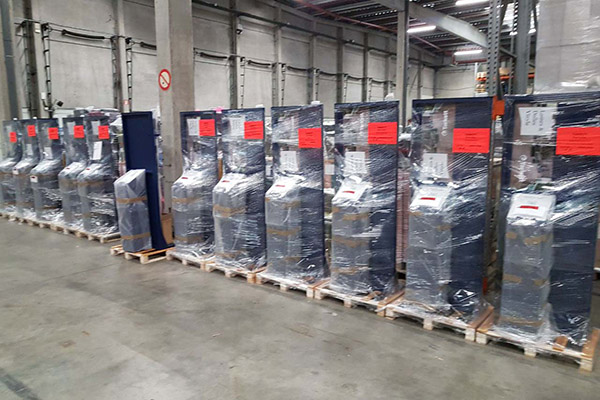 A successful display is a material that is correctly installed on the shopfloor! The last step of any in-store project, logistics, needs to be carefully planned. Adapted packaging ensures trouble-free logistics. These ones are ready to go & shine in stores. Bye bye!