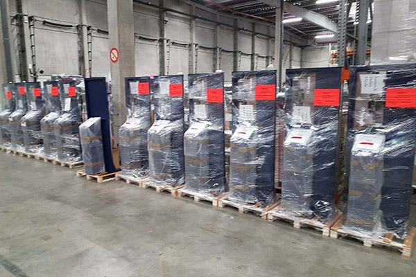 A successful display is a material that is correctly installed on the shop floor! The last step of any in-store project, logistics, needs to be carefully planned. Adapted packaging ensures trouble-free logistics. These ones are ready to go & shine in stores. Bye bye!