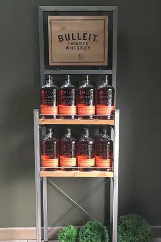 Vloerdisplay Bulleit, metaal en natuurlijk hout