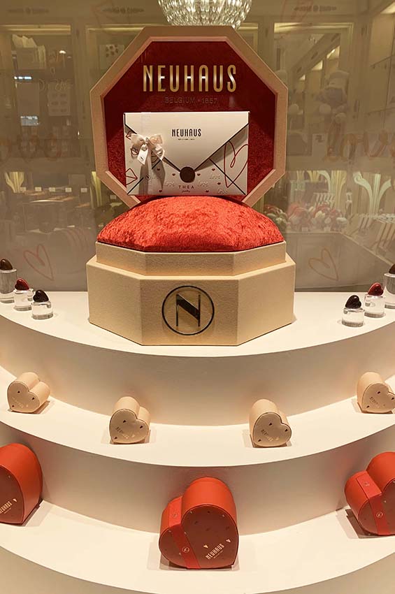 Point-of-purchase display design: Neuhaus shop window display