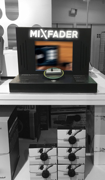 Shelf unit with multimedia screens