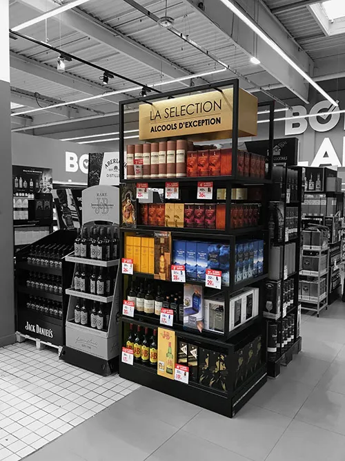 This floor-standing display unit is deployed
during the competitive year-end period to present an exceptional spirits selection by Diageo. The
levels are staggered to create a visual break and make the presentation stand out.