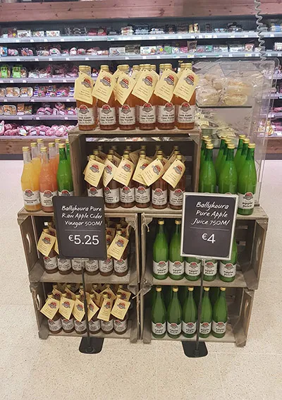 Présentoir pour le jus et le vinaigre de
pomme dans le rayon frais.