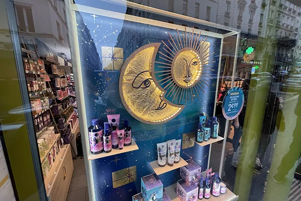 POS Etalage display LEDBOX voor posters en specale events — Yves Rocher